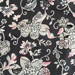 Vera Bradley Scrub top size M black gray and pink
EUC